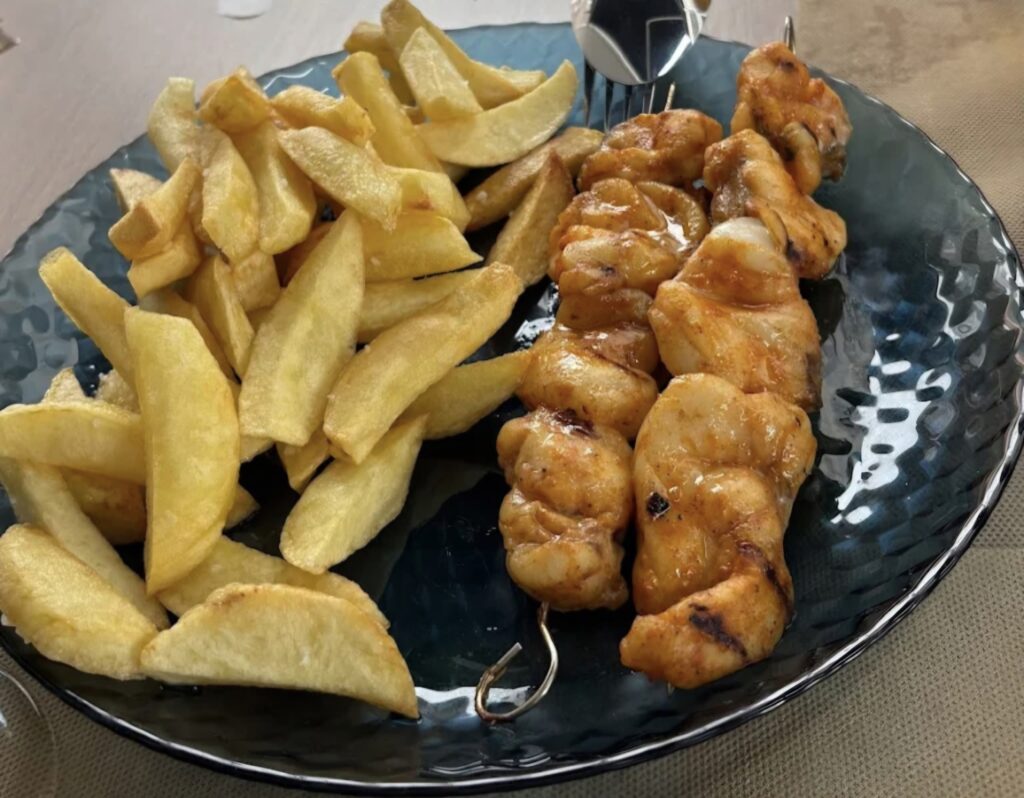 Pincho moruno de Rape negro de O Grove a la parrilla con patatas fritas caseras (300 gr)