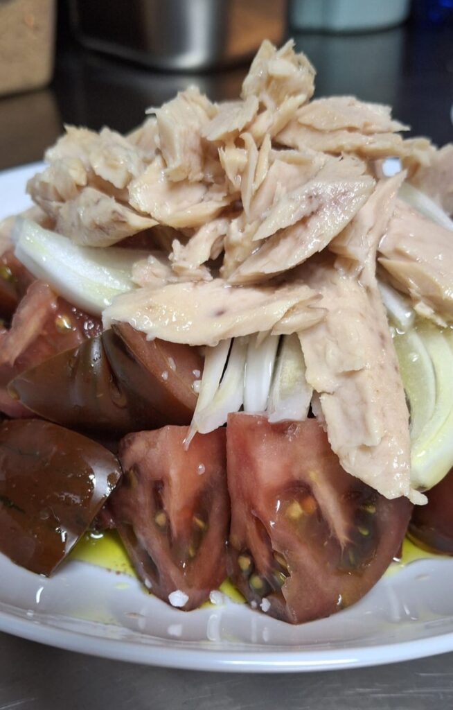 Ensalada de Tomate Mar Azul,cebolleta y ventresca de bonito del Cantábrico