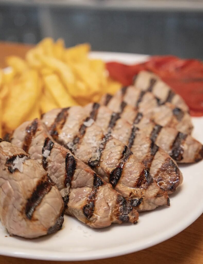 Croca de Ternera Gallega a la parrilla,patatas fritas caseras y pimientos del Piquillo (300 gr)