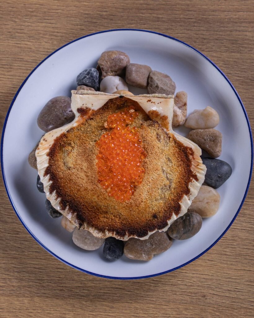 Txangurro gratinado en concha de vieira con huevas de trucha frescas (100 gr)